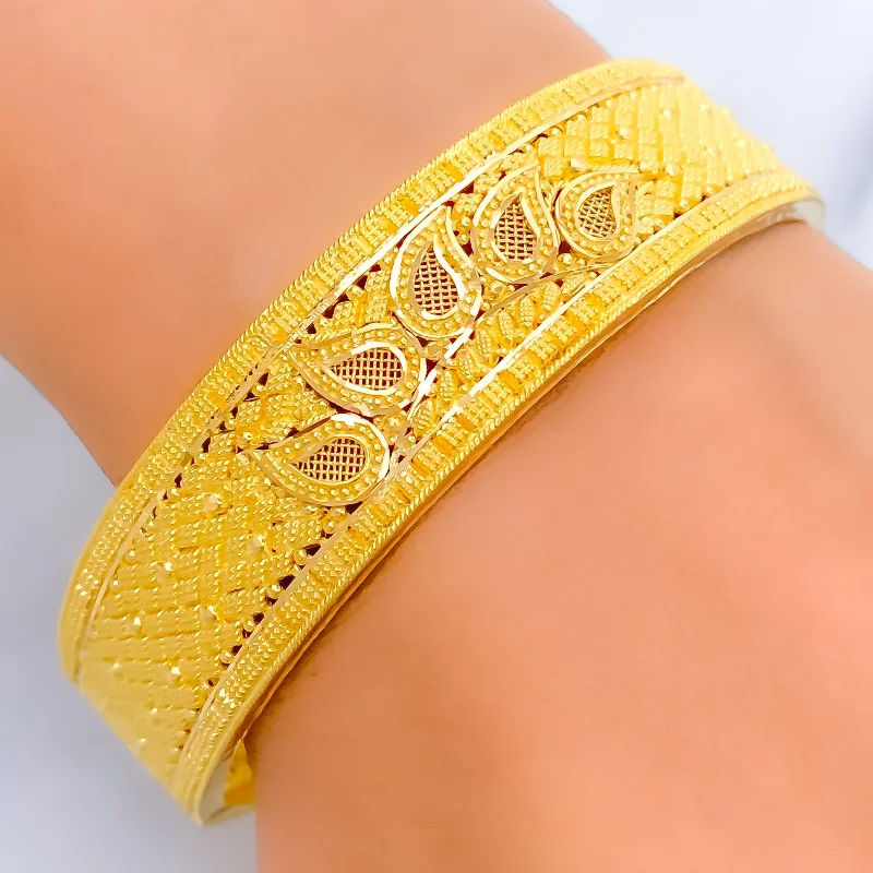 Women’s bohemian bangles-Ornamental Netted Paisley 22k Gold Screw Bangle