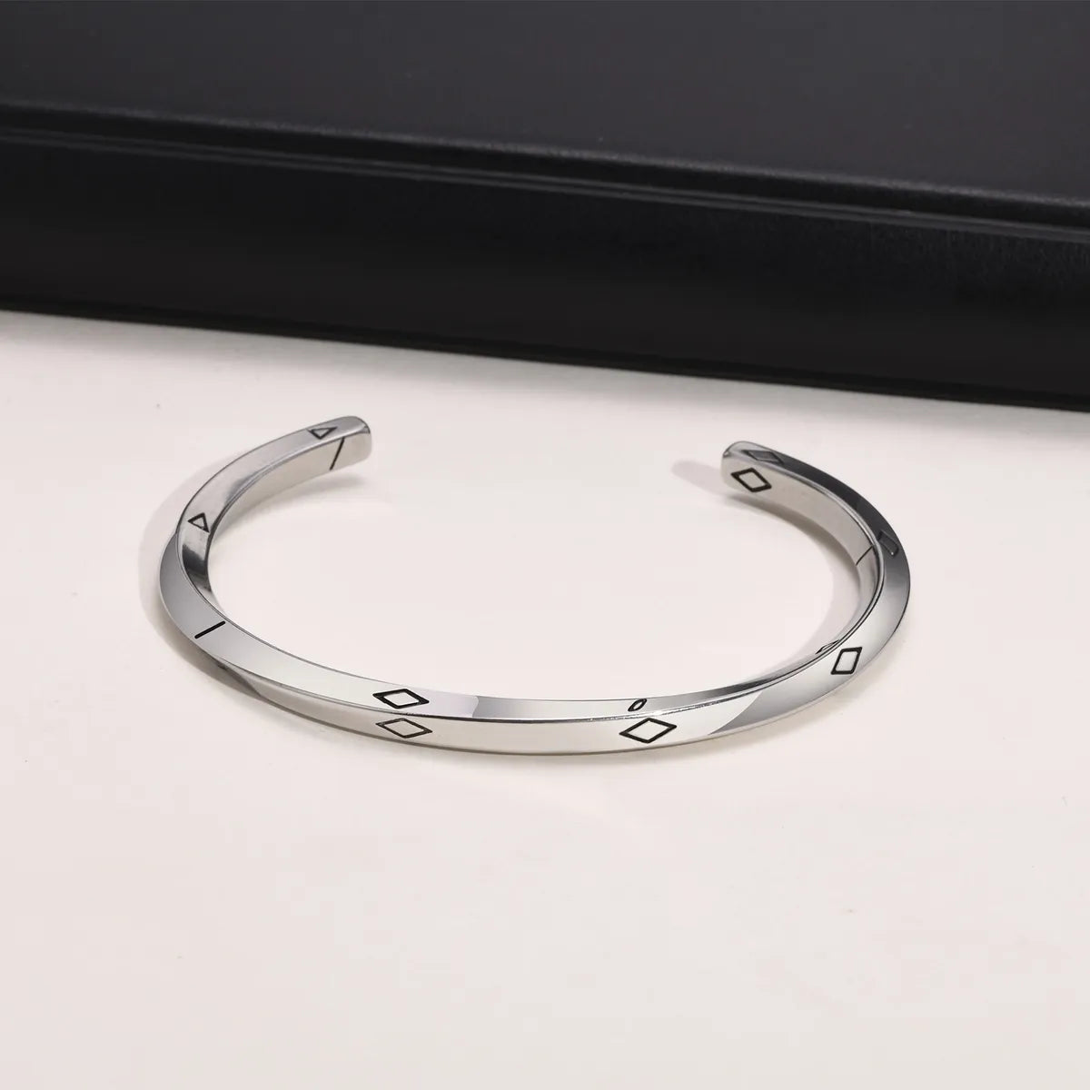 Women’s leather bangle bracelets-Simple Style Solid Color Stainless Steel Handmade Bangle