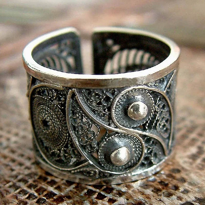 Women’s feather rings-Handmade Sterling Silver 'Yin and Yang' Ring (Peru)