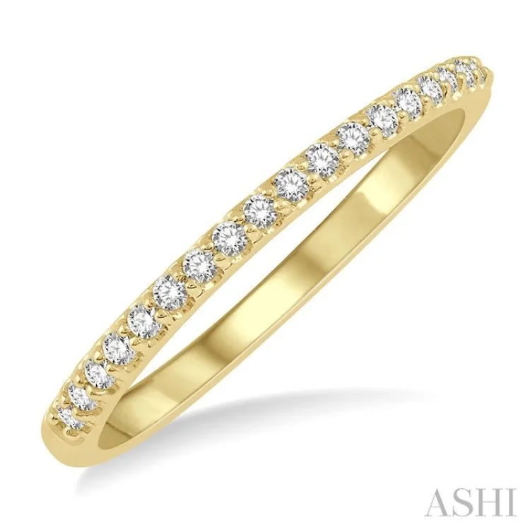 Women’s statement engagement rings-1/6 Ctw Round Cut Diamond Wedding Band in 14K Yellow Gold